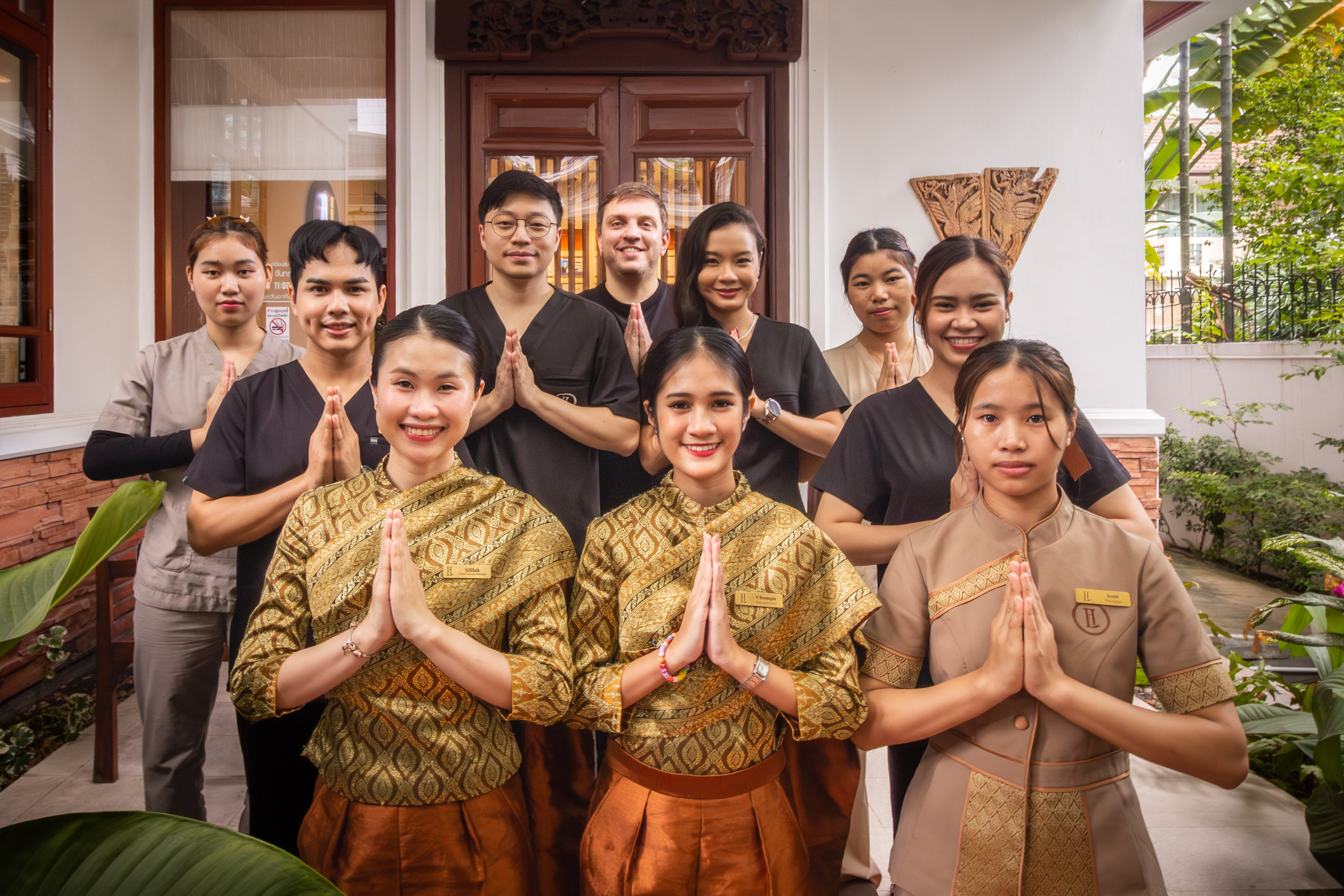 Healthi Life Longevity Center in Bangkok (Ekkamai – Sukhumvit), anti-aging and regenerative medicine clinic specializing in advanced longevity and wellness therapies. Team complete