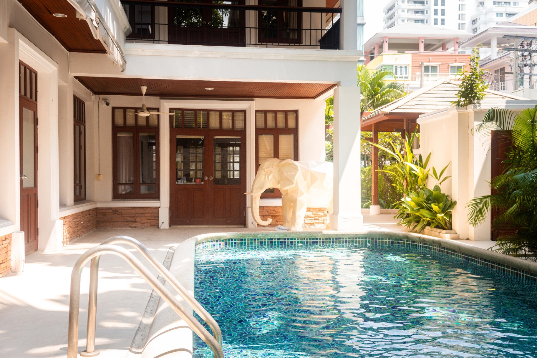 Extravaganz'Art Art Déco elephant sculpture by Stars — handcrafted fiberglass piece displayed at Healthi Life Bangkok