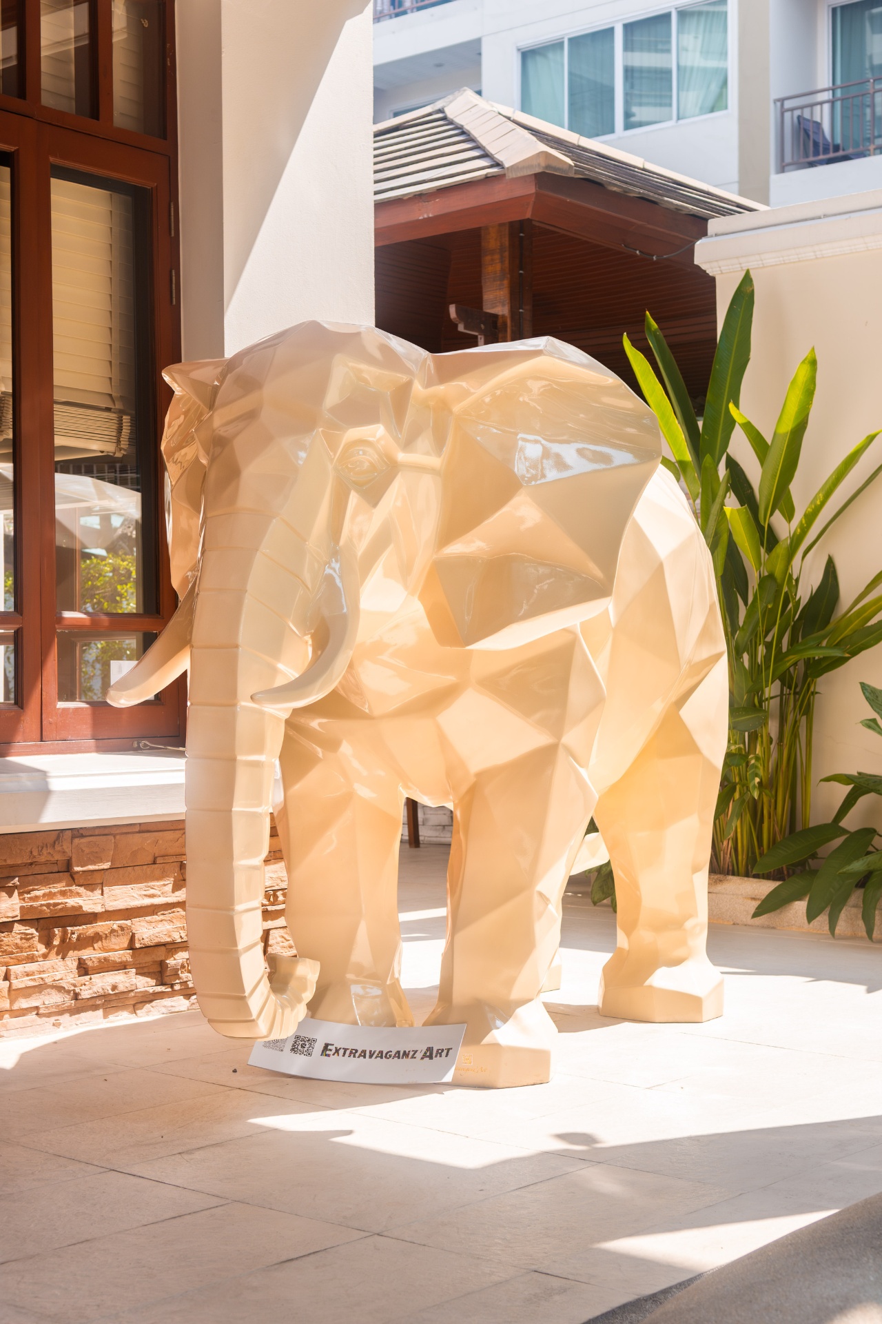 Extravaganz'Art Art Déco elephant sculpture in geometric ivory fiberglass — handcrafted in Koh Samui Thailand, displayed at Healthi Life Bangkok