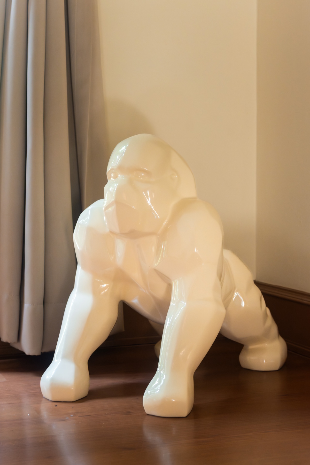 Extravaganz'Art Modern Art collection — geometric ivory gorilla Art Déco fiberglass sculpture by Baby Orus