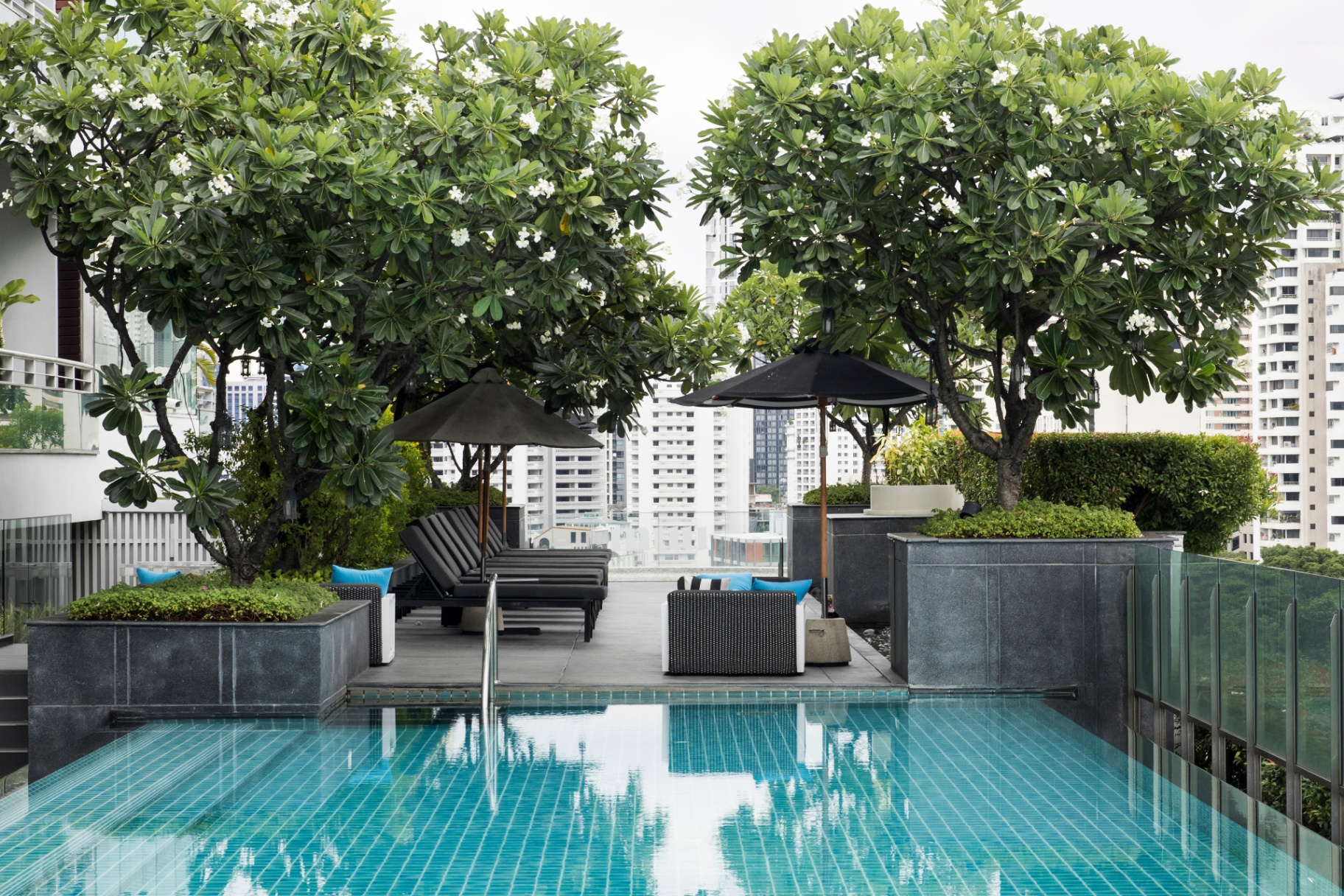 MUU Bangkok rooftop infinity pool — luxury accommodation for Healthi Life longevity stay guests in Thonglor