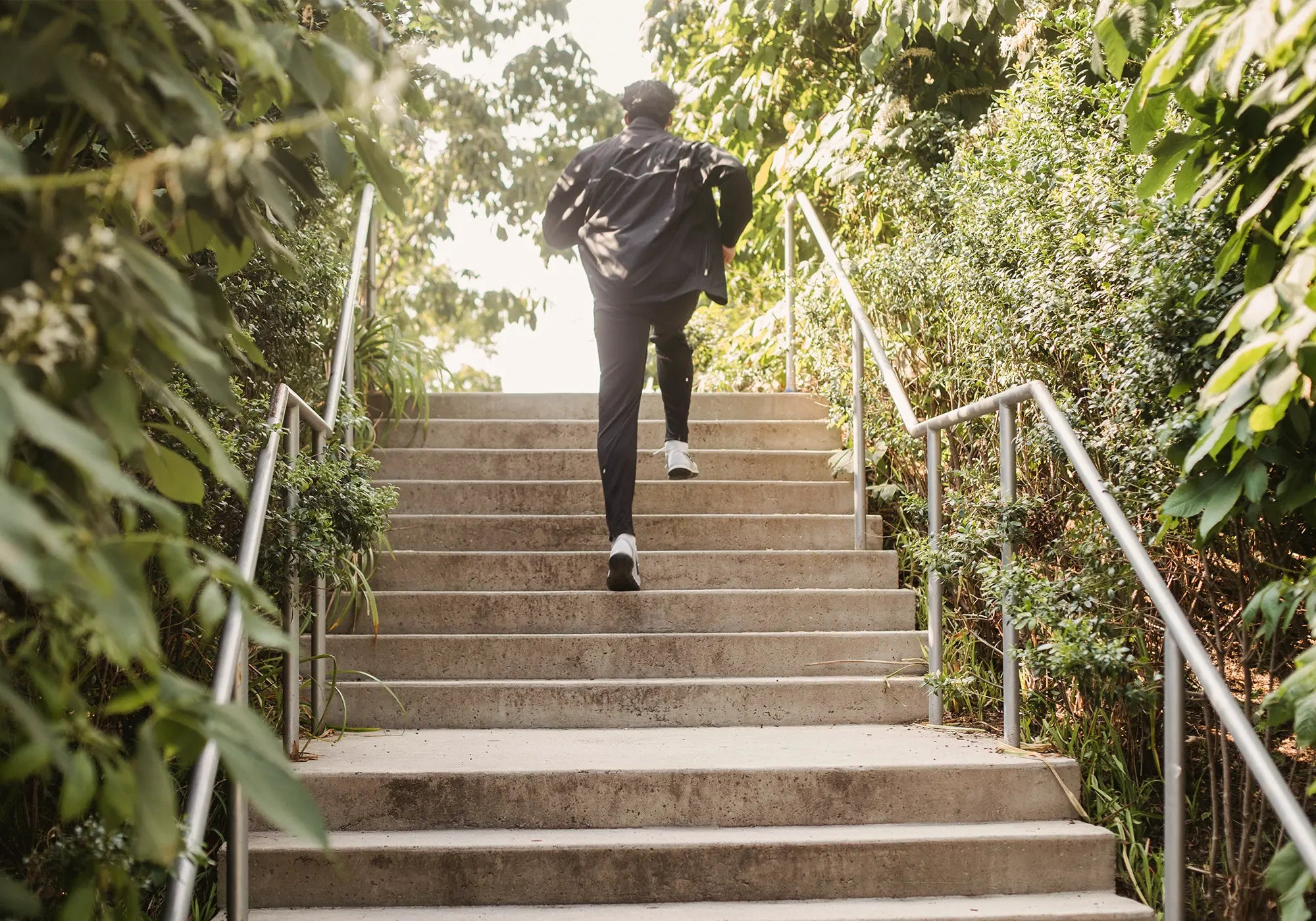 ヘルシライフ長寿・若返りセンターで、エネルギー、体力、回復力を高めるボディブースター点滴療法を受けるアスリート